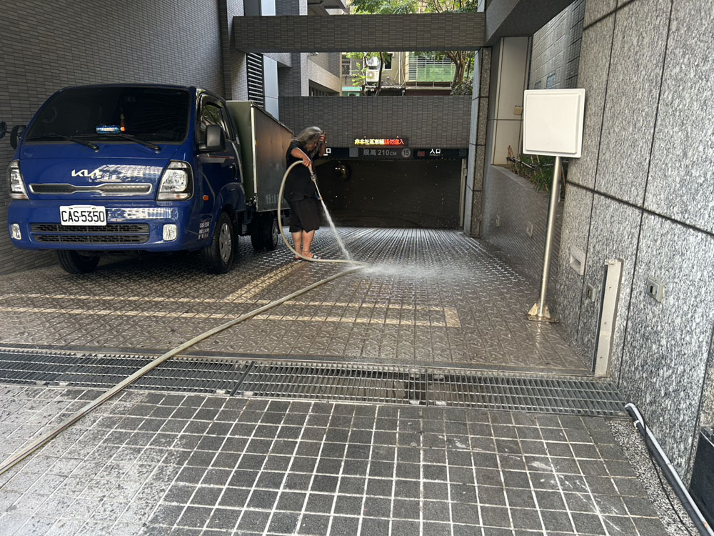 蘆洲社區地下室Epoxy刨除/瀝青鋪設/熱拌標線/車輪擋/減速墊安裝/機車格鐵板安裝