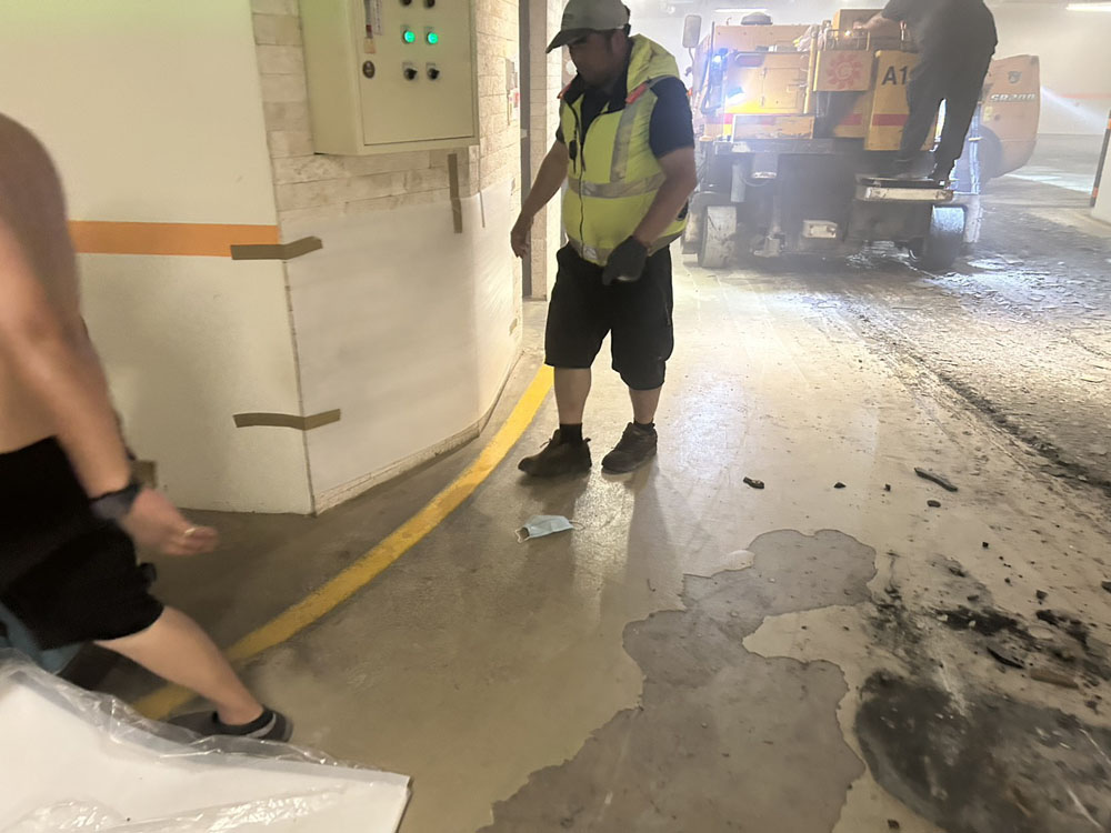 蘆洲社區地下室Epoxy刨除/瀝青鋪設/熱拌標線/車輪擋/減速墊安裝/機車格鐵板安裝